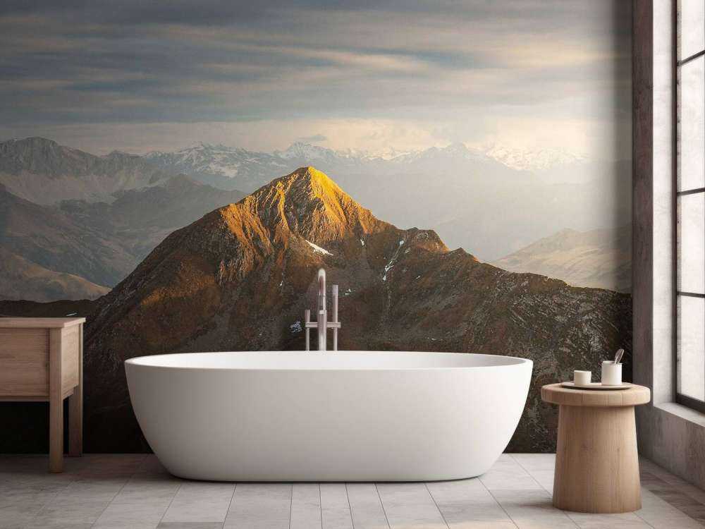 Gouden zonlicht op bergtop bij zonsopkomst