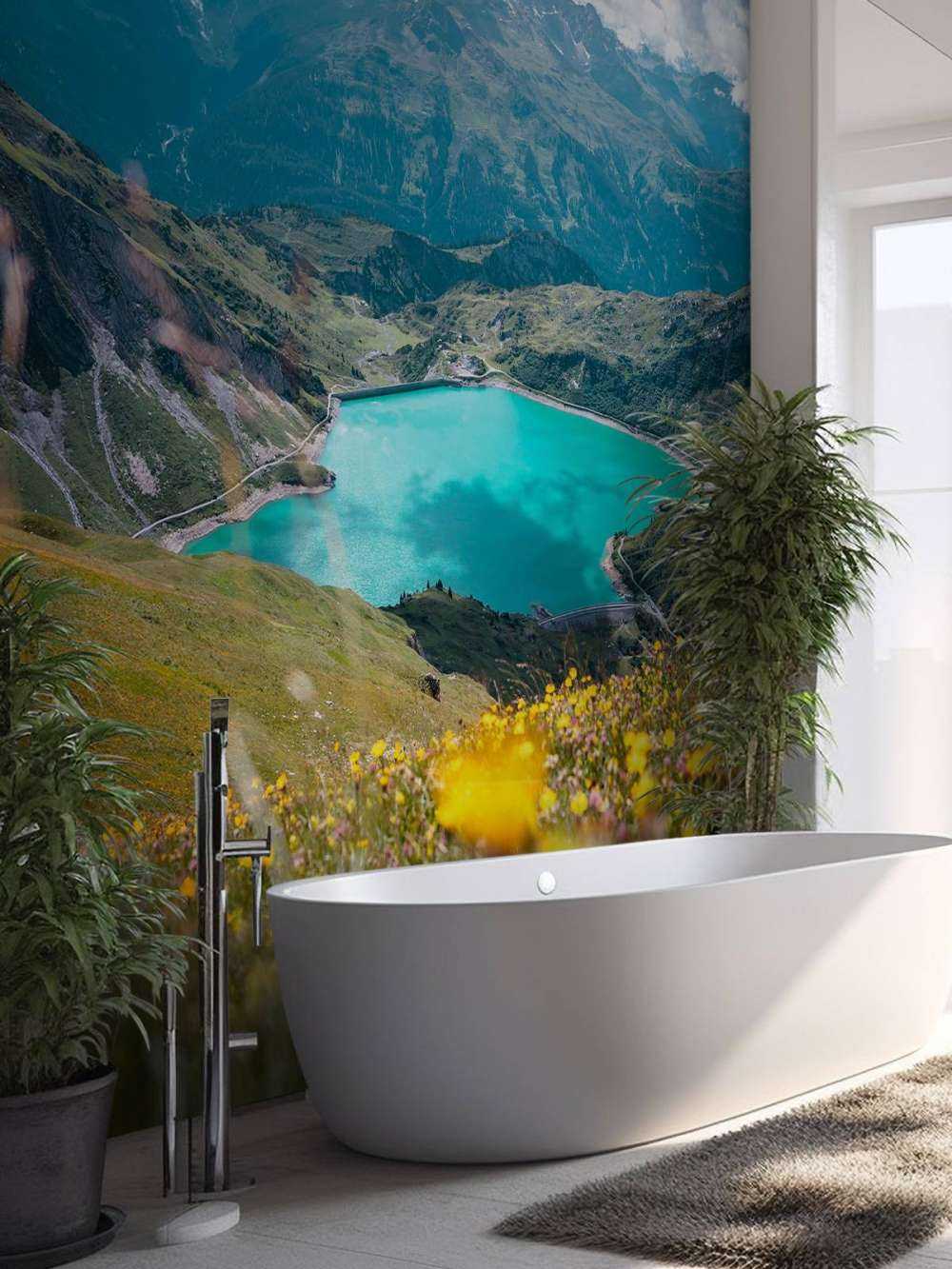 Bloemenweide aan turquoise bergmeer