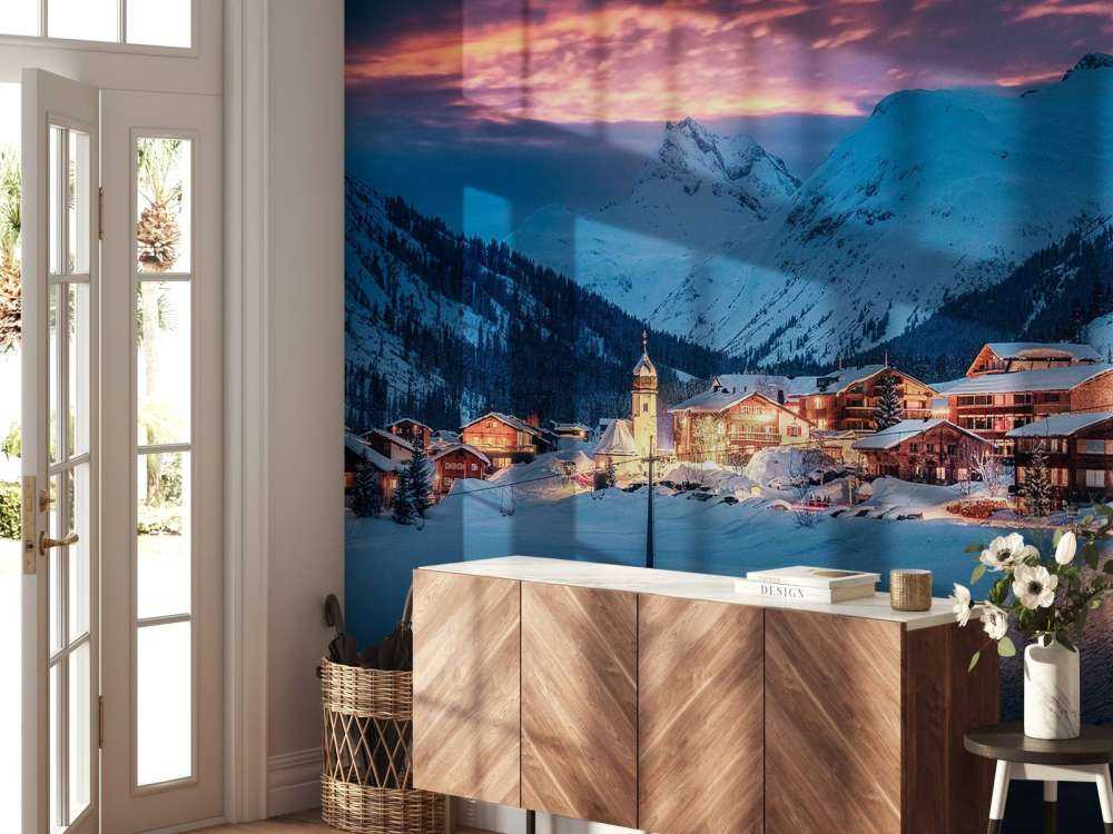 Avondlicht over bergdorp in de sneeuw