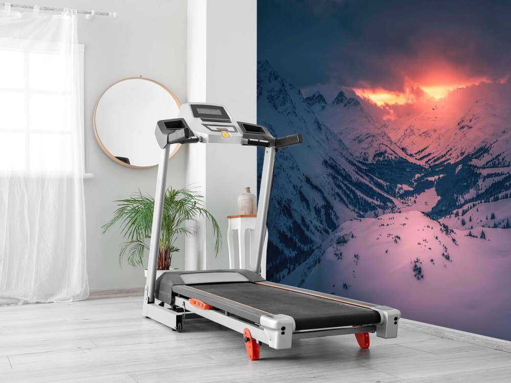 Avondgloed boven stil bergdal