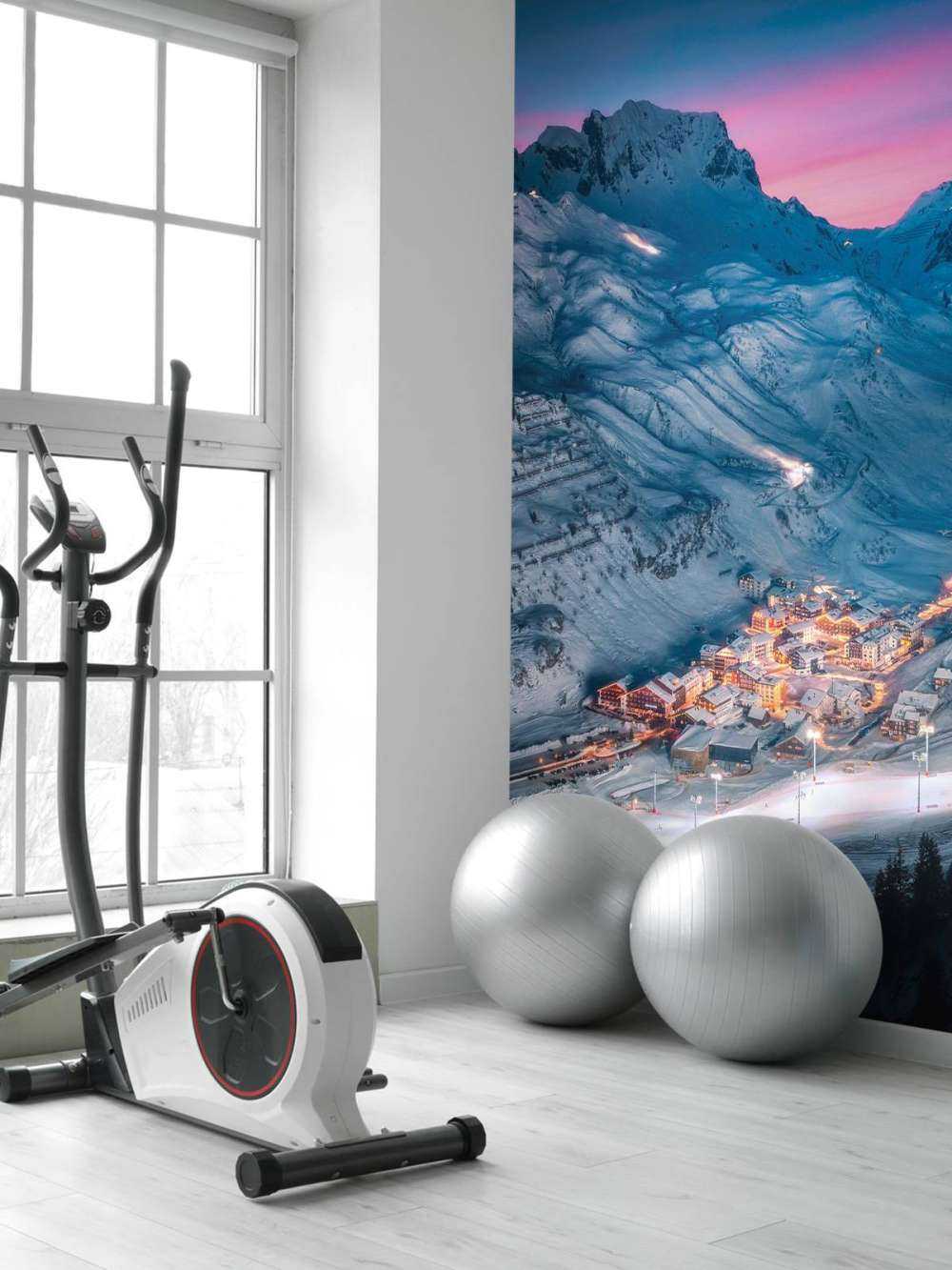 Sneeuwdorp onder paarse avondlucht