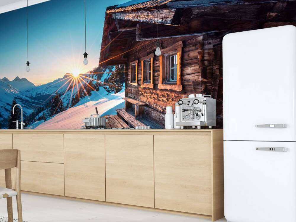 Ochtendlucht bij houten alpenhut