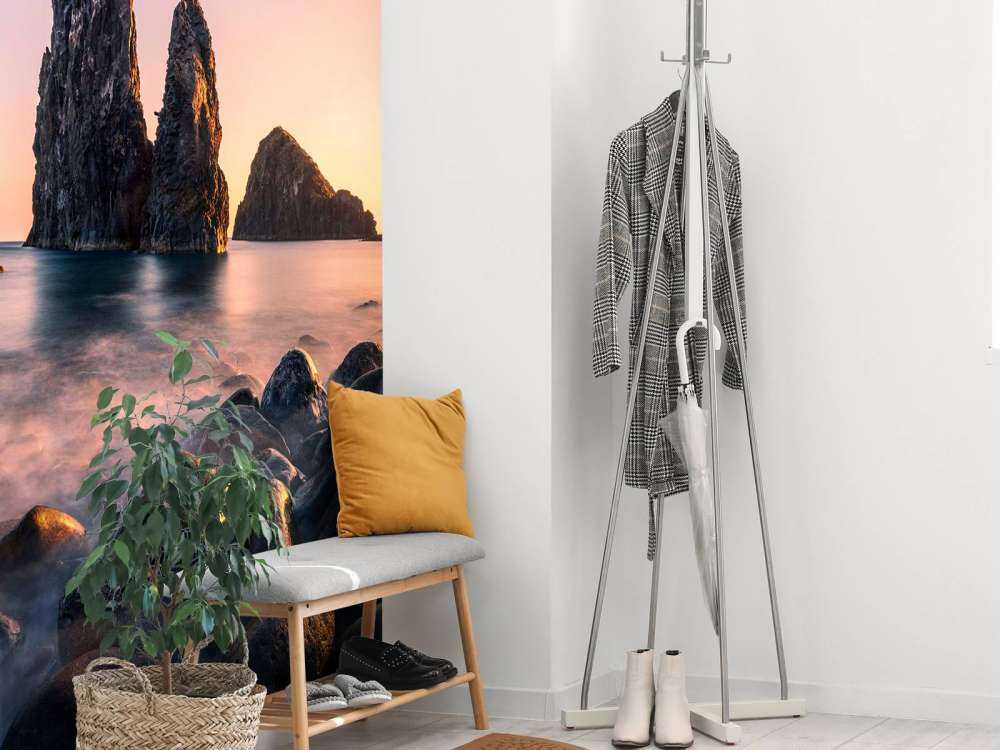 Avondlicht aan rotsige kustlijn