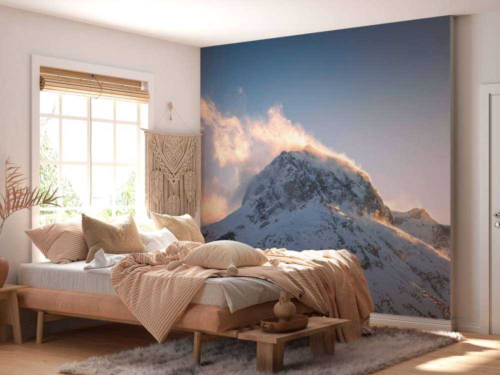 Bergtop in vurige ochtendgloed