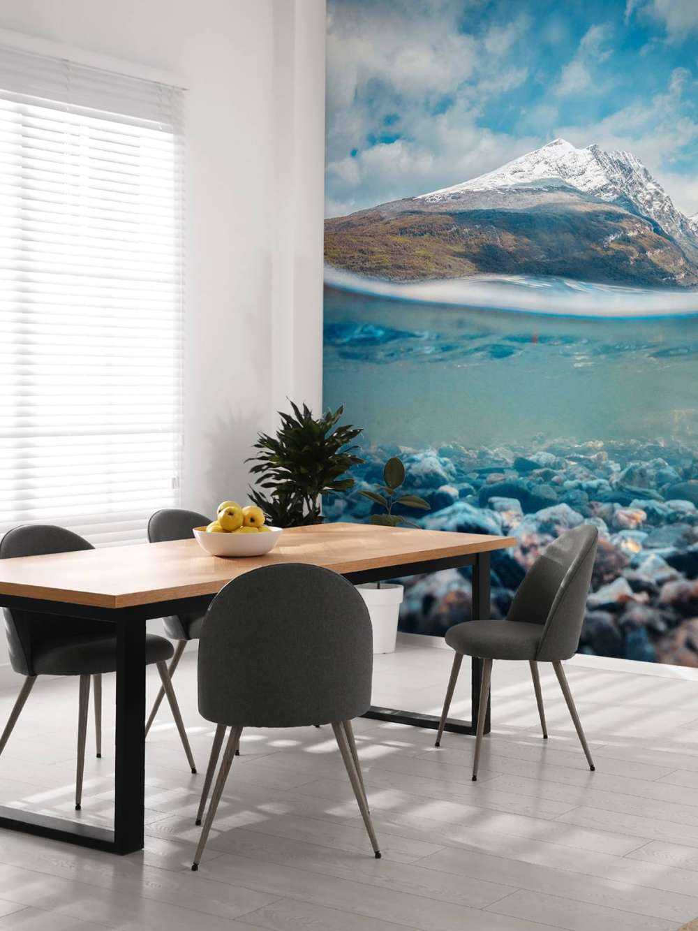 Bergzicht door helder gletsjerwater