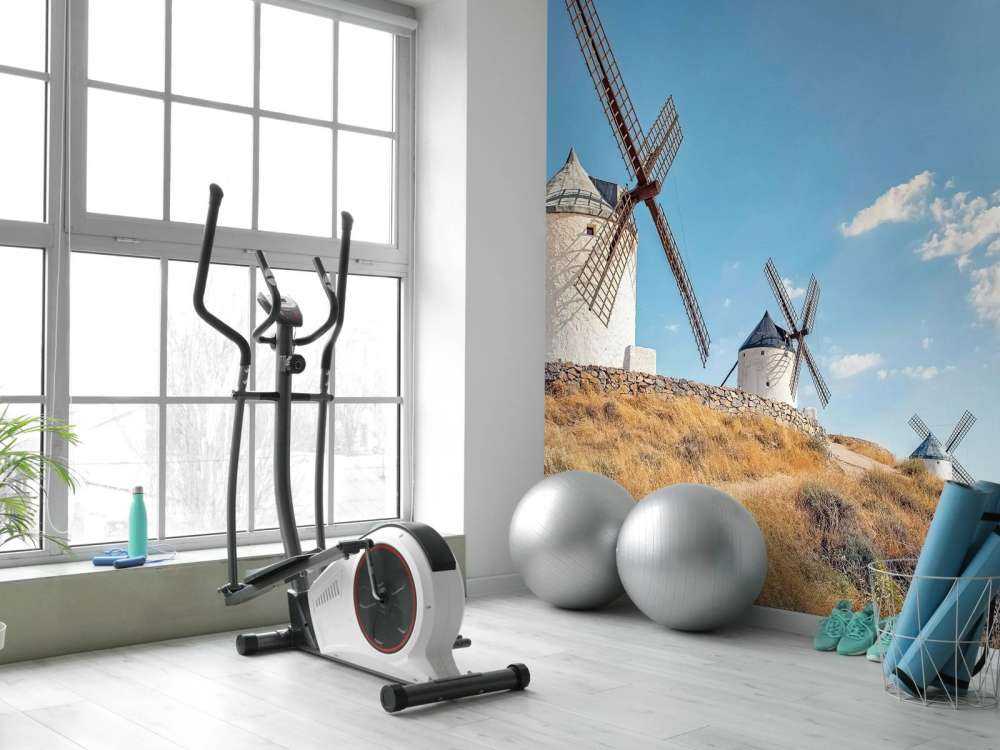 Zomerheuvel met witte windmolens