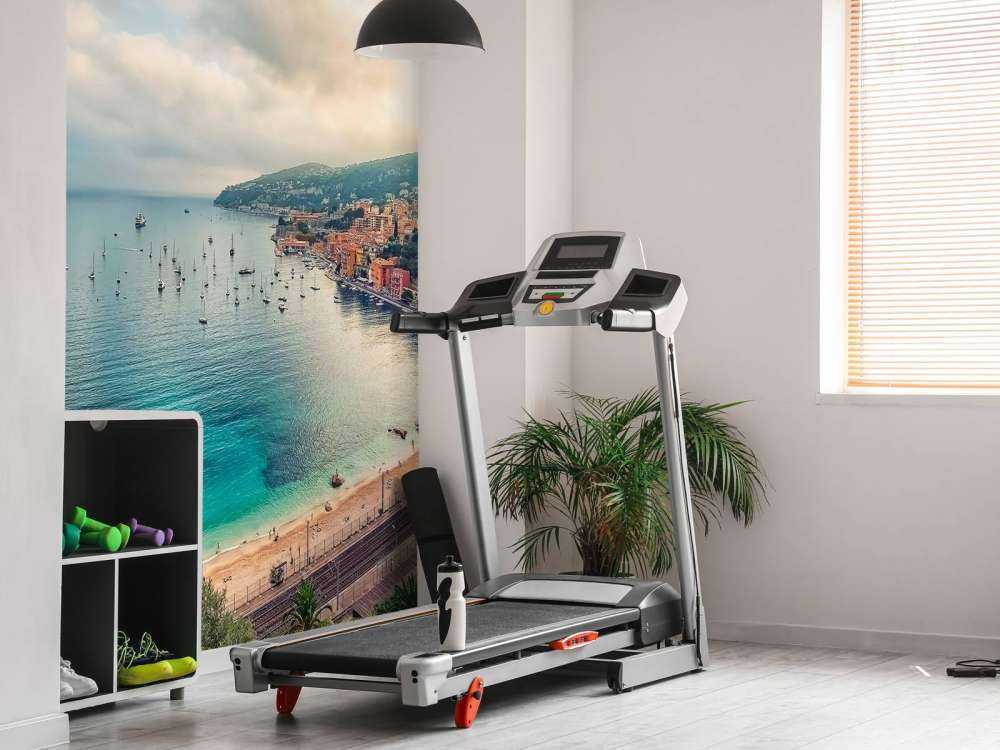 Bloemenkust aan turquoise baai