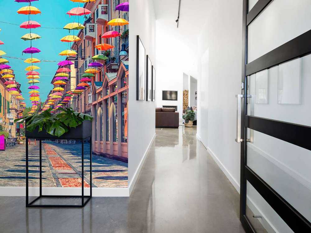 Vrolijke parasols boven zonnige straat