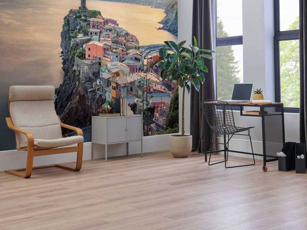 Zonsondergang boven kleurrijke kustrotsen