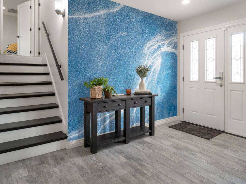 Wervelende sneeuw op ijsblauw landschap