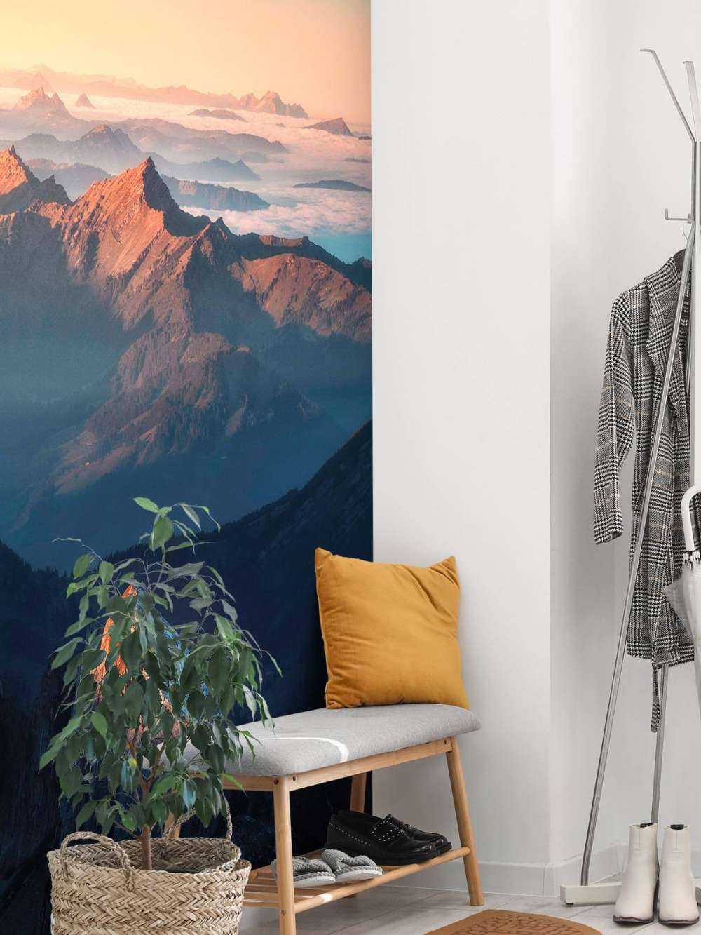 Eerste zonlicht op bergkam