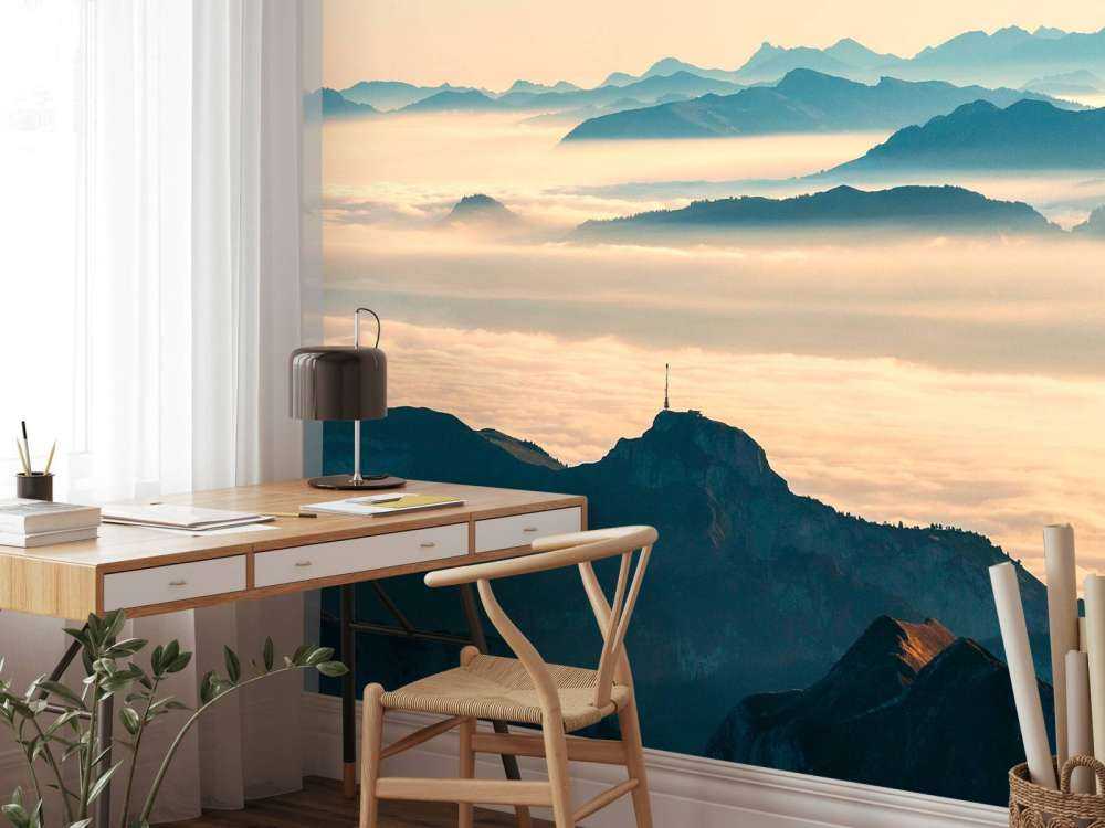 Blauwe berglagen in ochtendmist