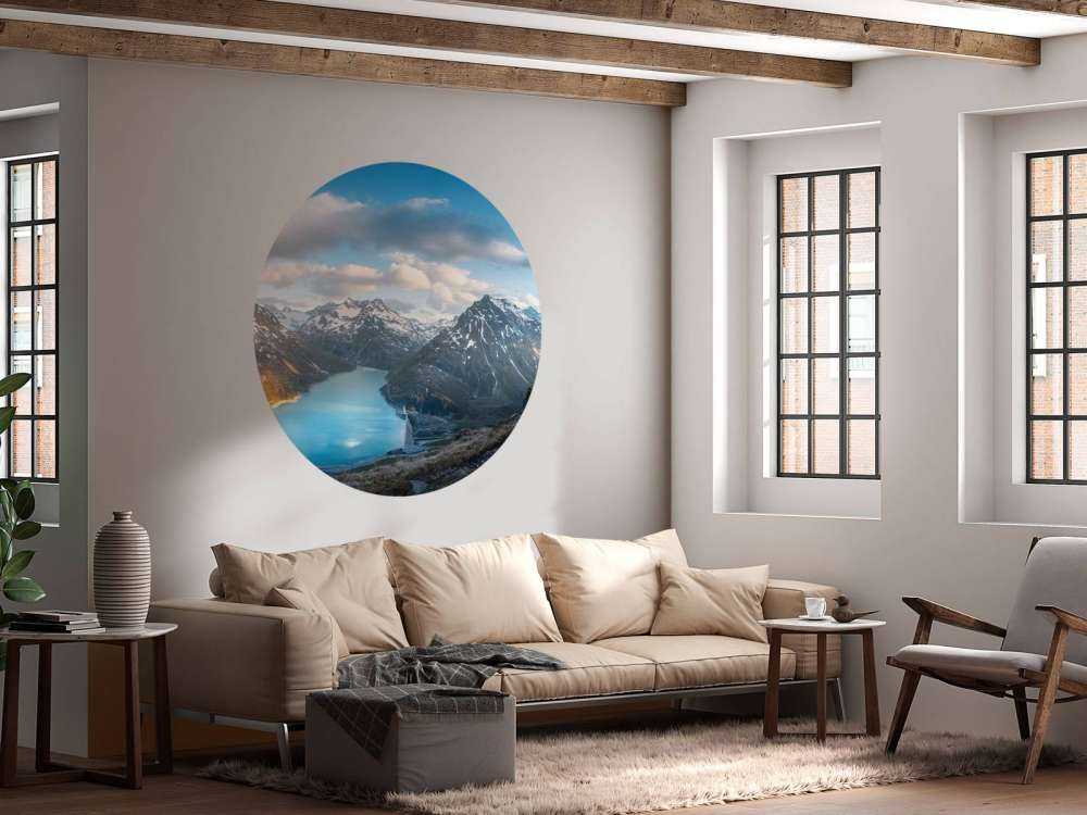 Uitzicht over alpenmeer bij zonsondergang