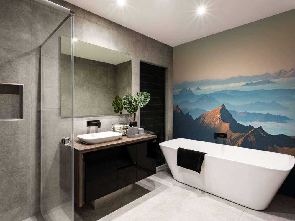 Bergkam in ochtendmist en zonlicht