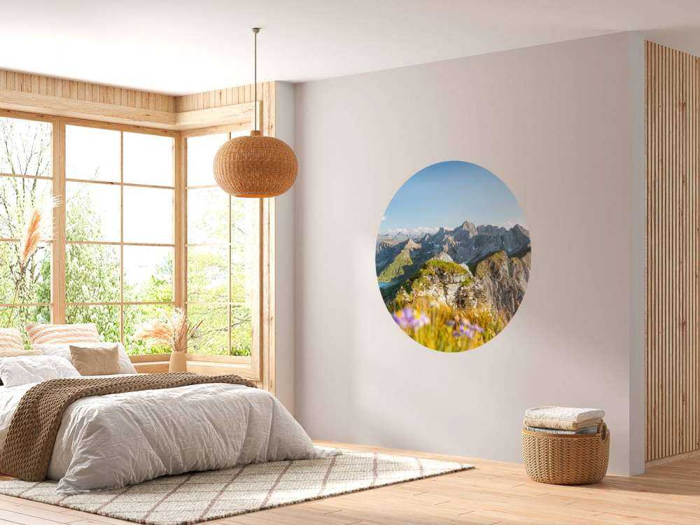 Zomerse alpentoppen met bloemen