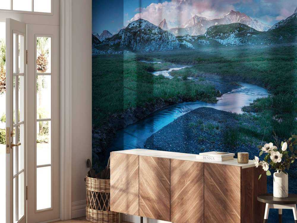 Avondlicht over bergvallei met beek