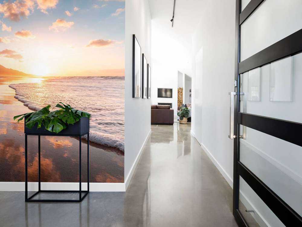 Gouden zonsondergang aan stille kust