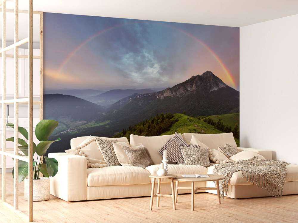 Regenboog boven een berglandschap