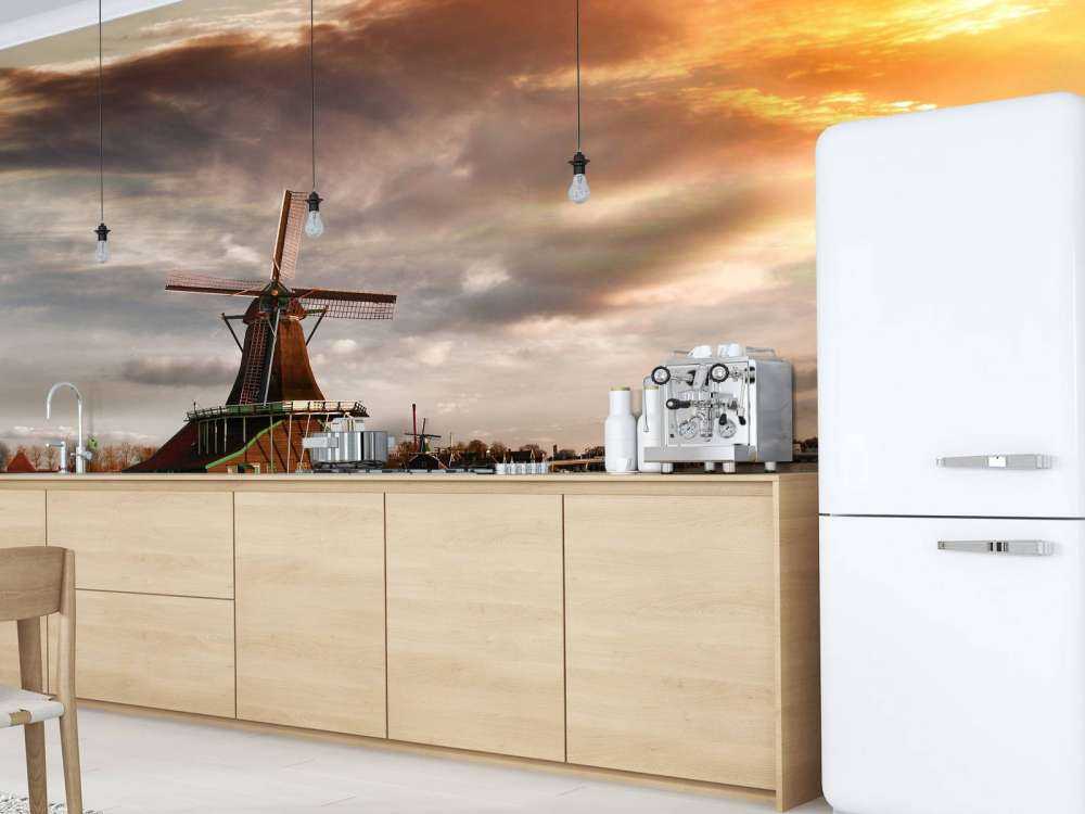 Hollands landschap met molen bij zonsondergang