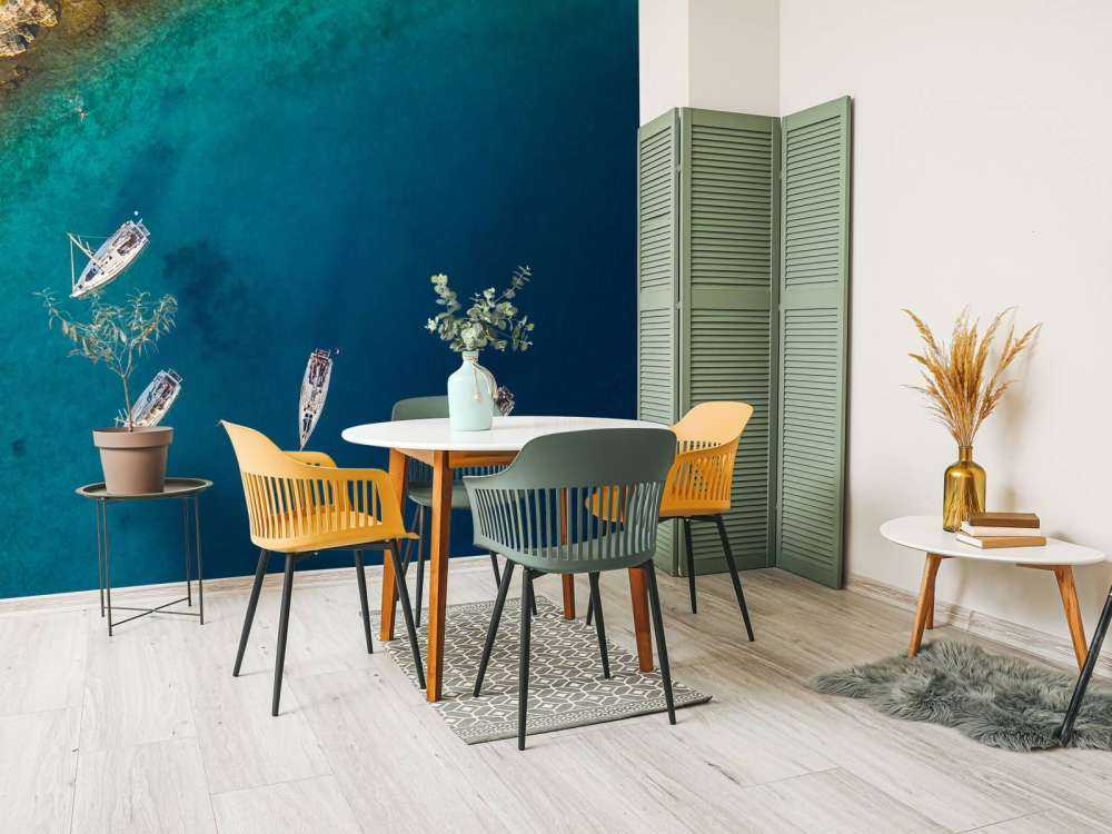 Droneshot van vier verankerde zeilboten