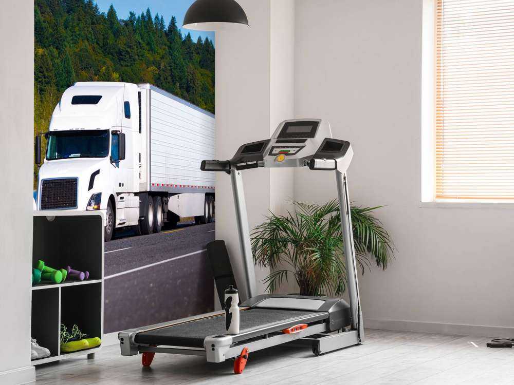 Krachtige witte vrachtwagen in een berglandschap