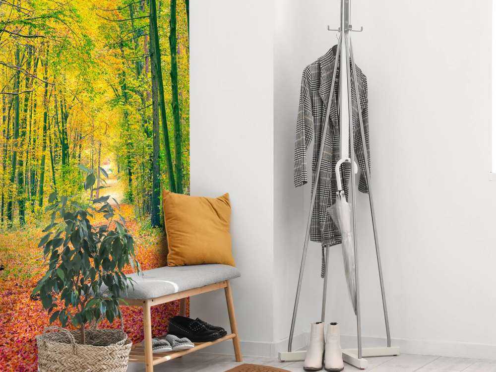 Een bosweg in de herfst