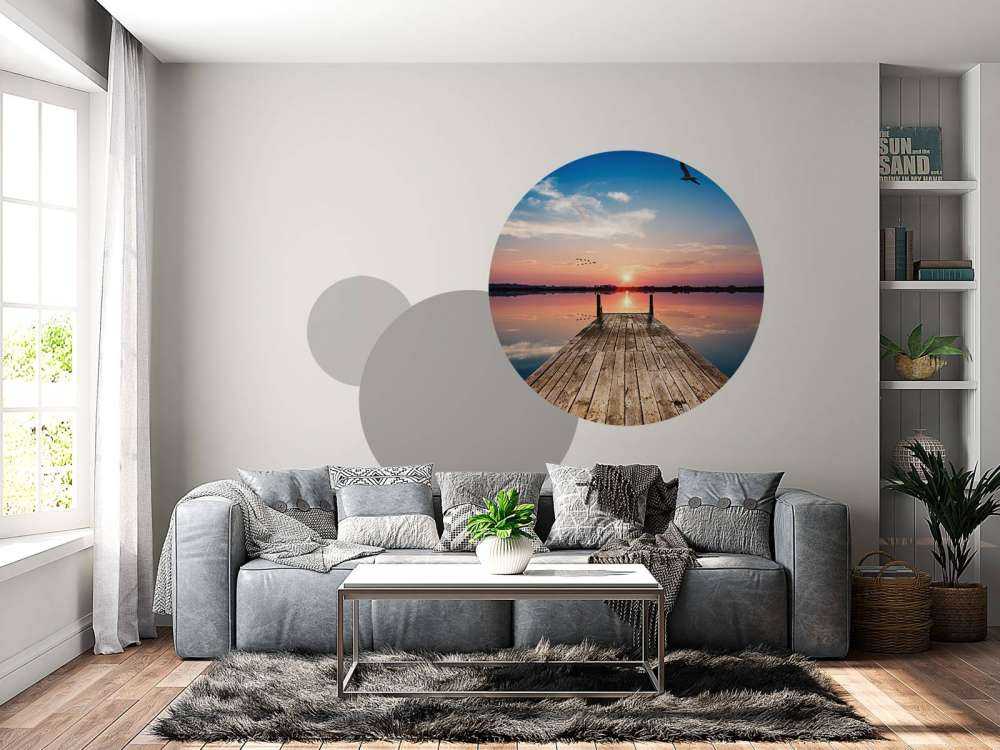 Houten steiger met reflecterend zeewater