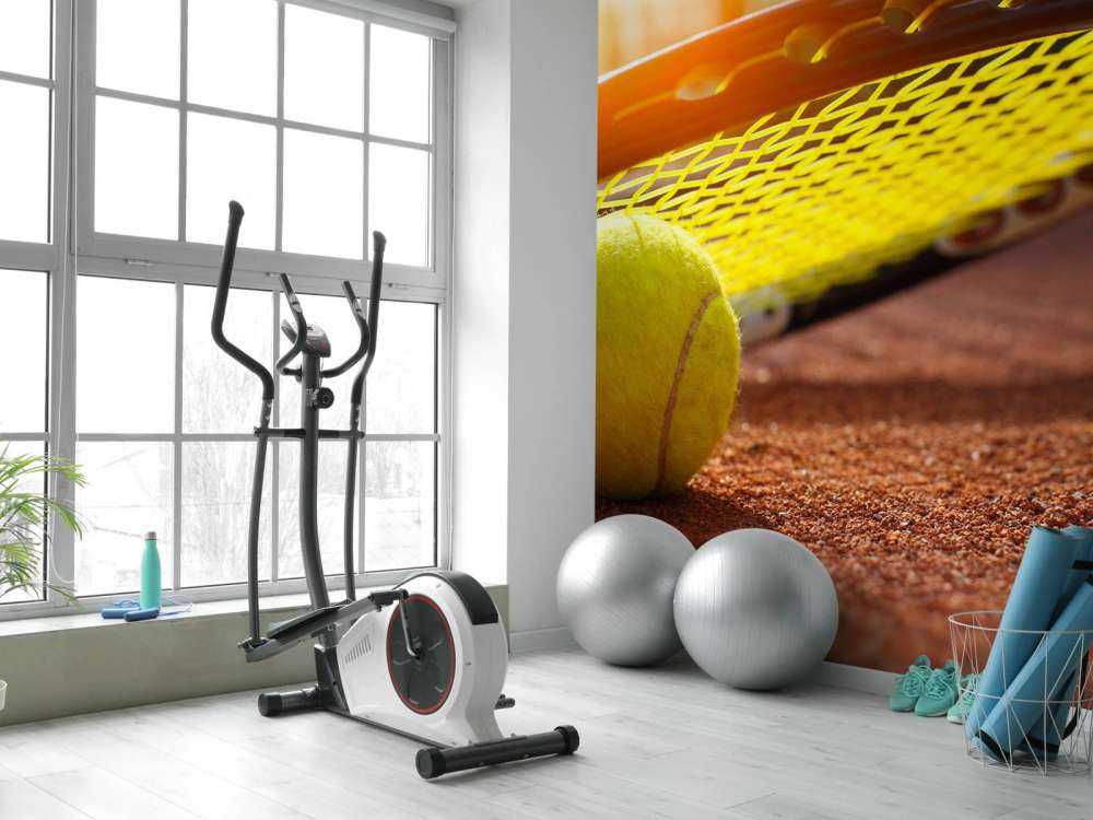 Tennisbal op een tennisbaan met zonlicht