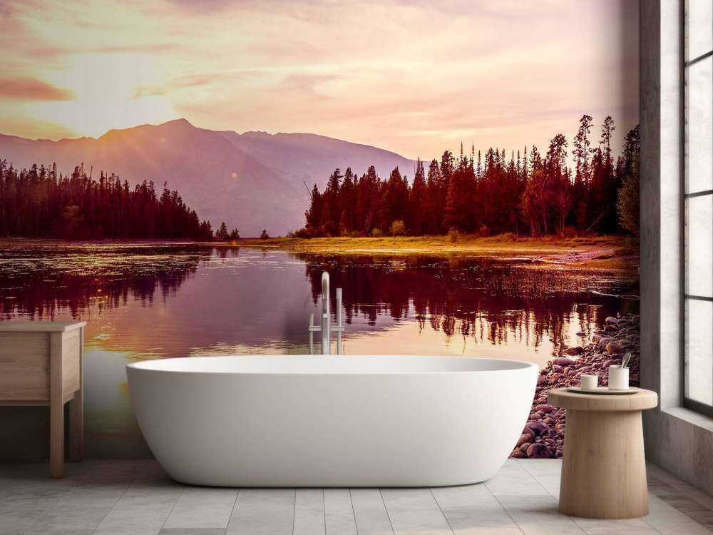 Meer met bergen op de achtergrond