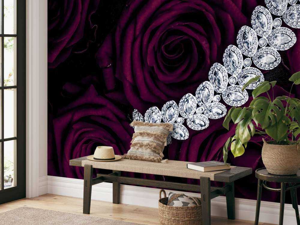 Rode rozen met een diamanten ketting erop