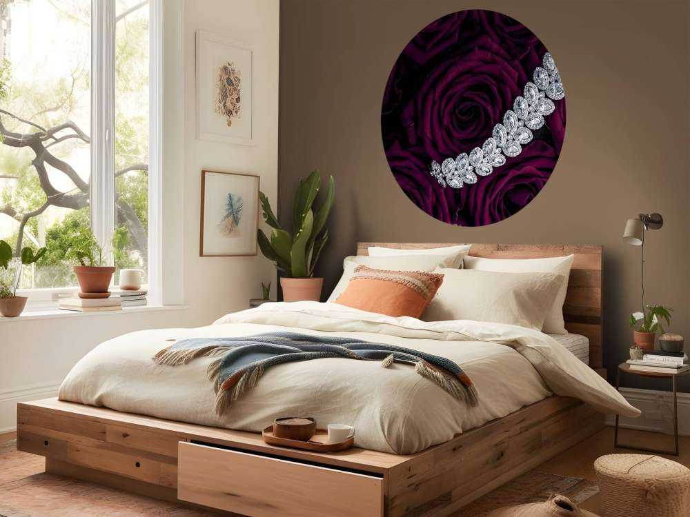 Rode rozen met een diamanten ketting erop