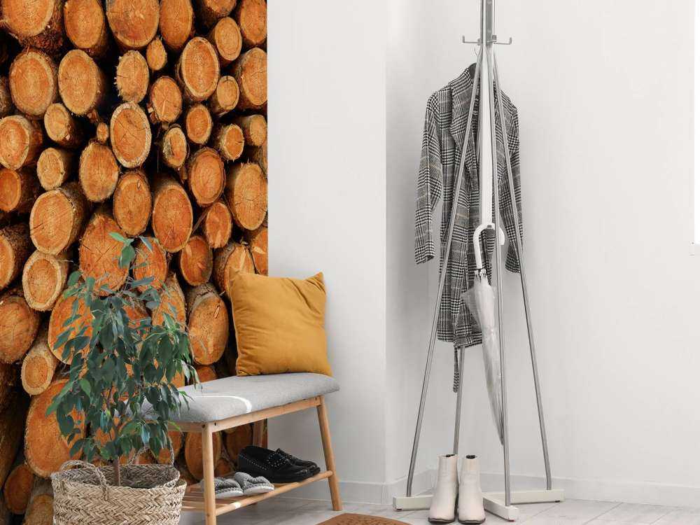 Stapel donkere boomstammen