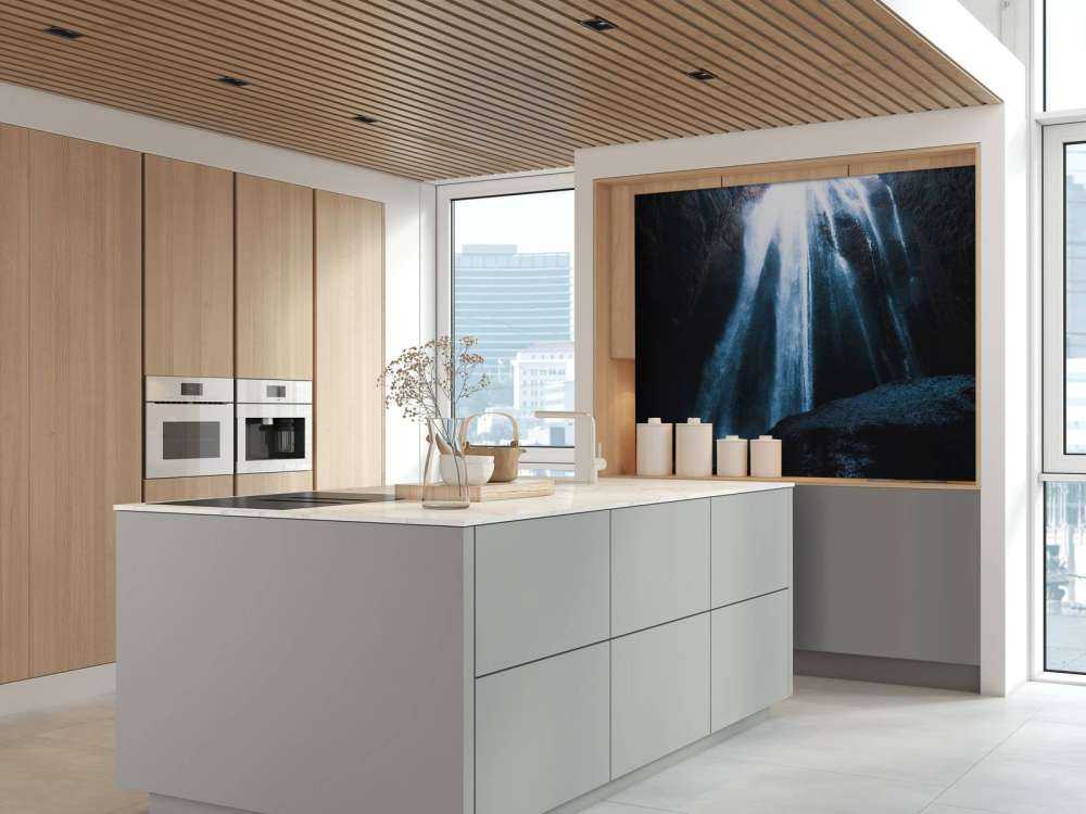 Waterval naar een donkere grot