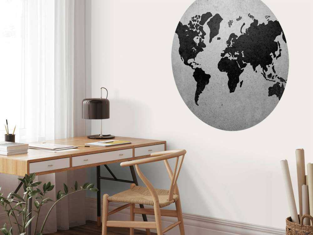 Zwarte wereldkaart op een betonnen muur