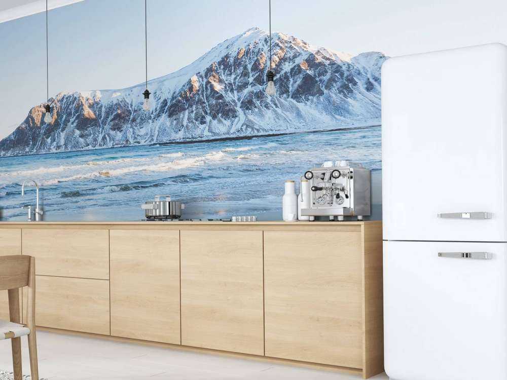 Grote ingesneeuwde rots in Noorwegen