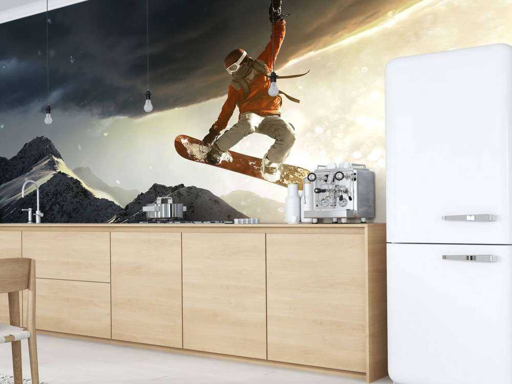 Snowboarder maakt een sprong bij zonsondergang