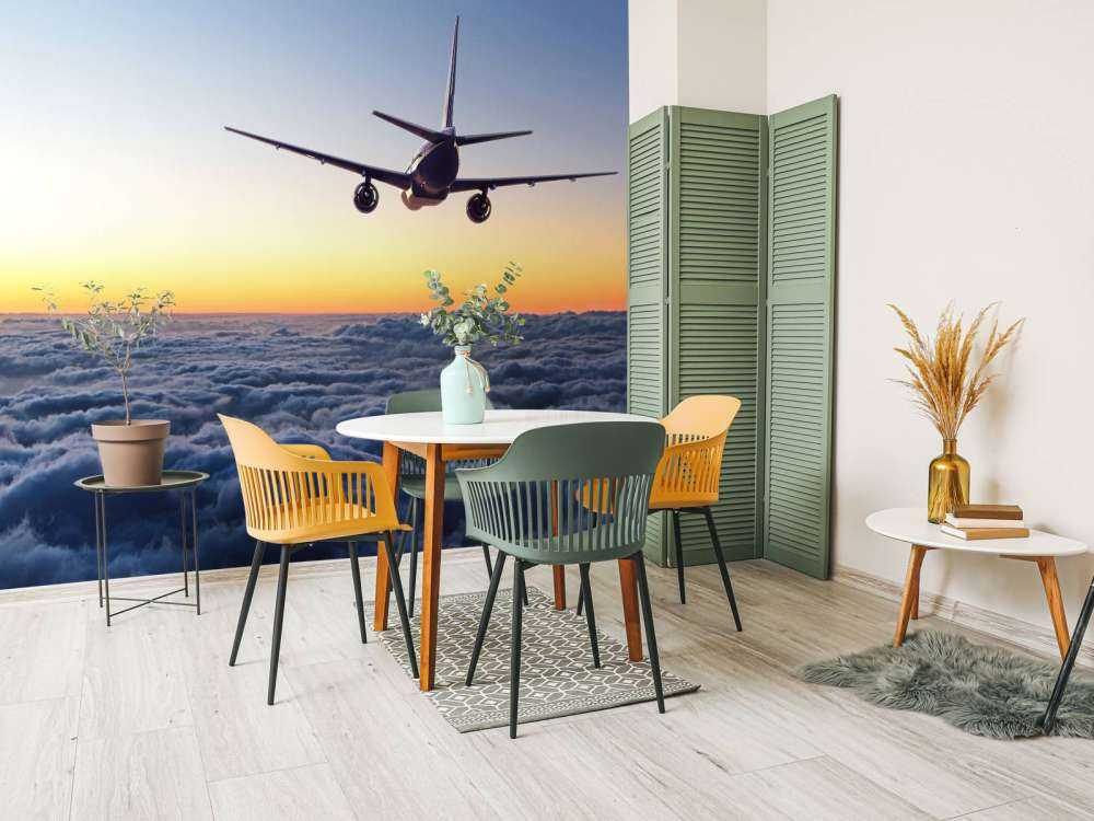 Vliegtuig in de avond boven de wolken