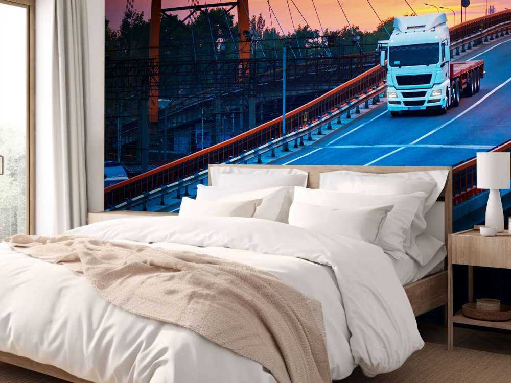 Witte vrachtwagen bij zonsondergang