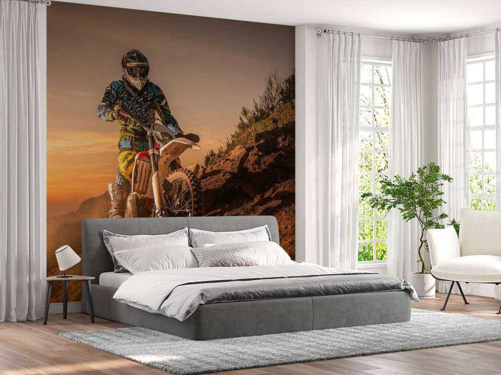 Crossmotor bij zonsondergang