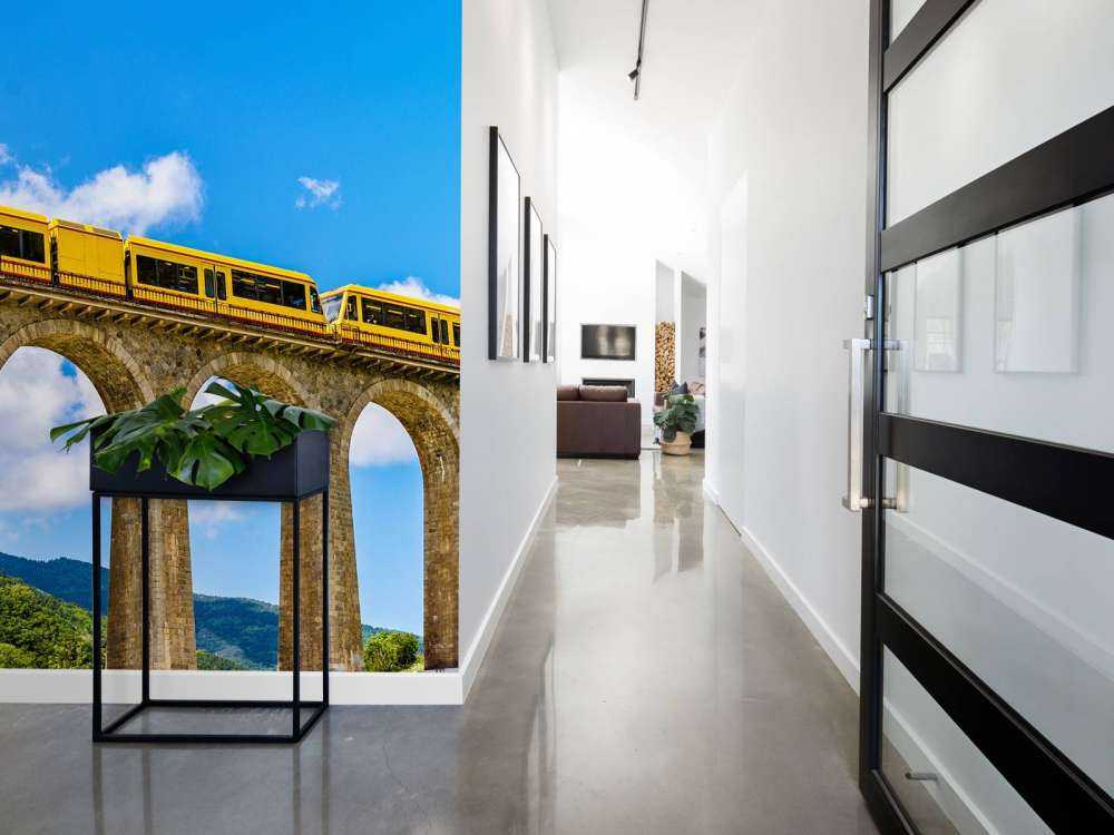 Gele trein op een viaduct in Frankrijk