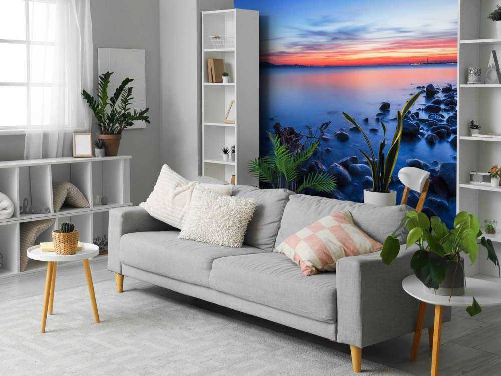 Rotsige oever bij avondlicht