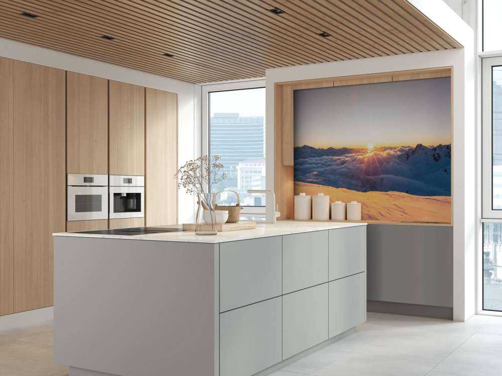 Zonlicht boven wolkendek in bergen