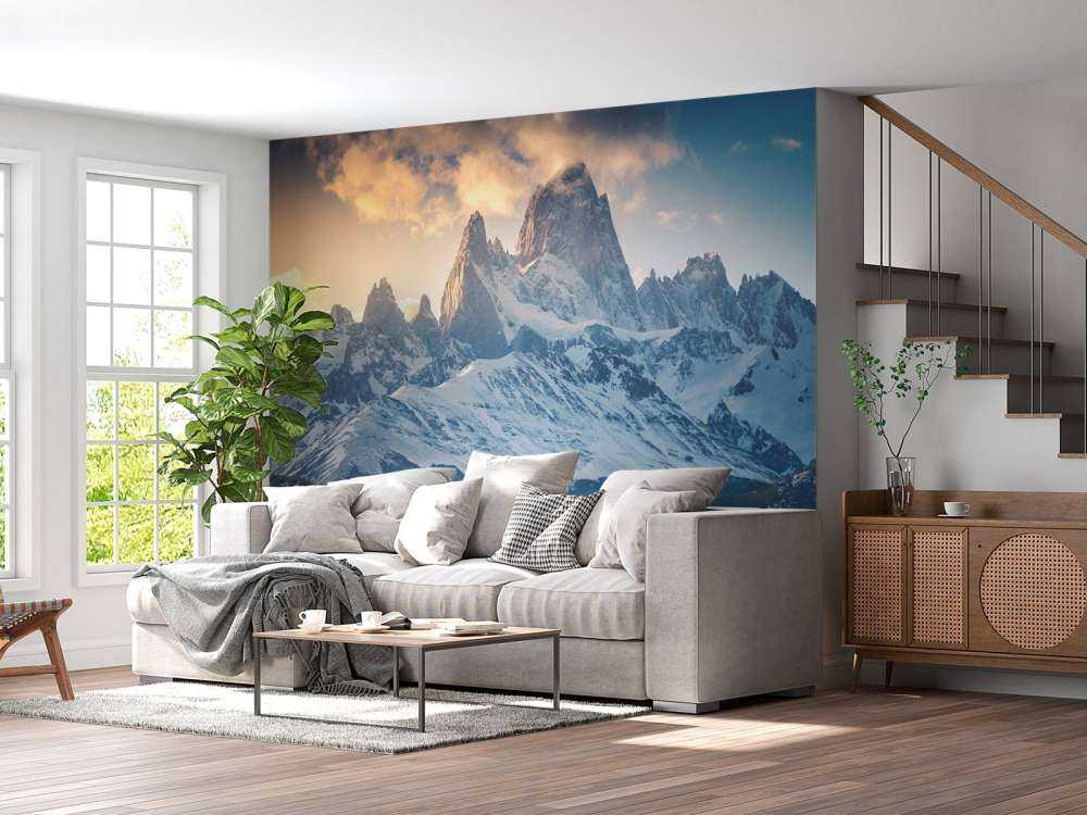 Guanaco bij besneeuwde bergtoppen