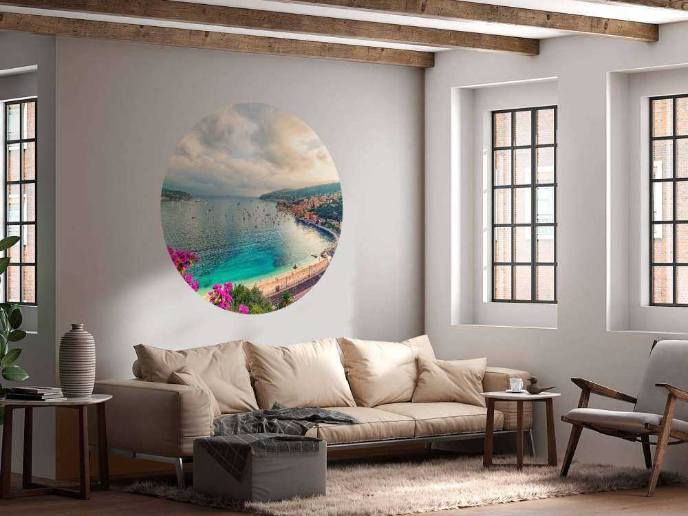 Bloemenkust aan turquoise baai