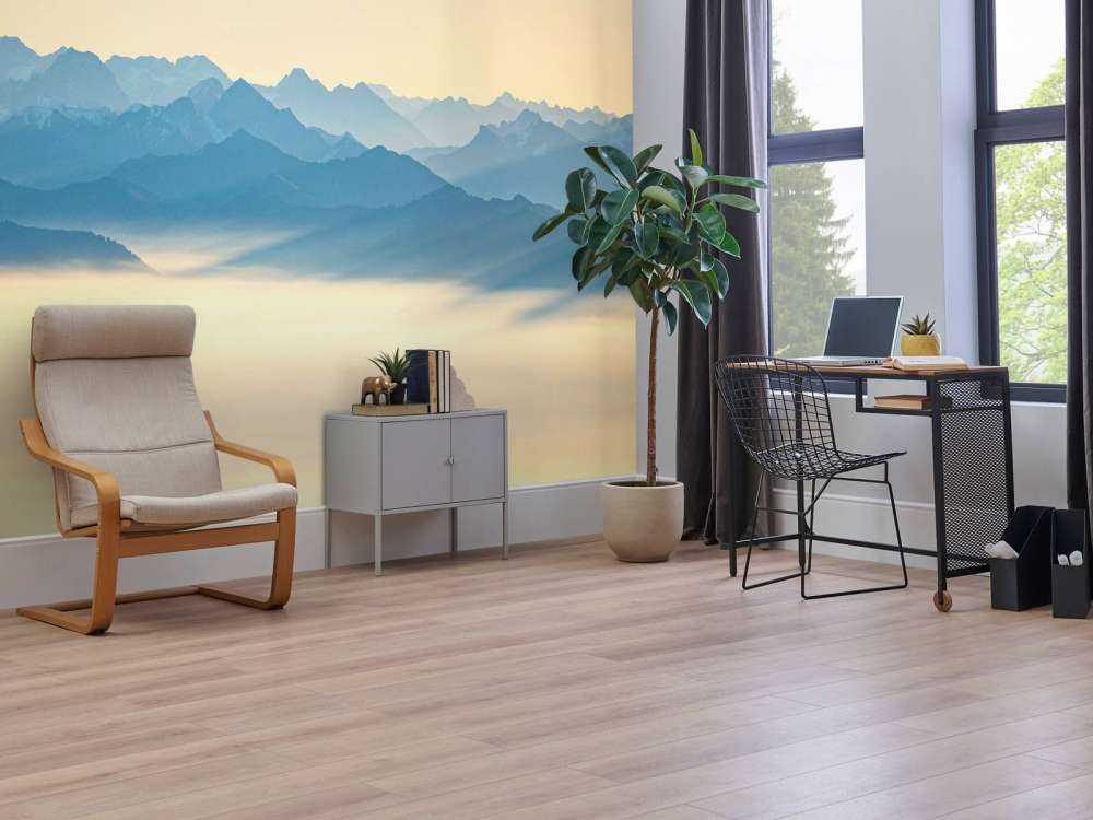 Blauwgrijze toppen in ochtendlicht