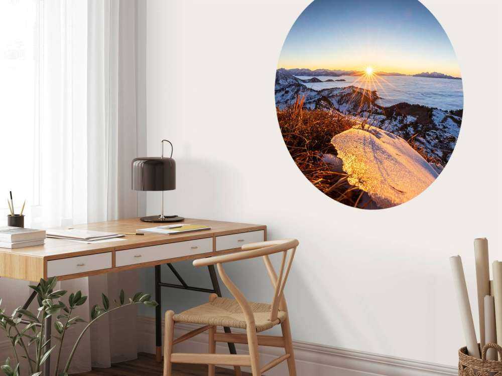 Zonsopkomst boven winterse bergweide