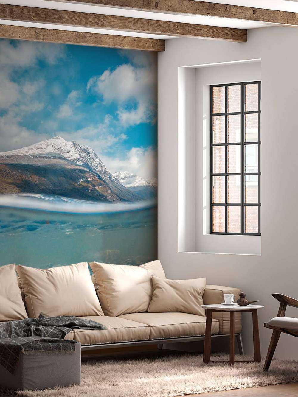 Bergzicht door helder gletsjerwater