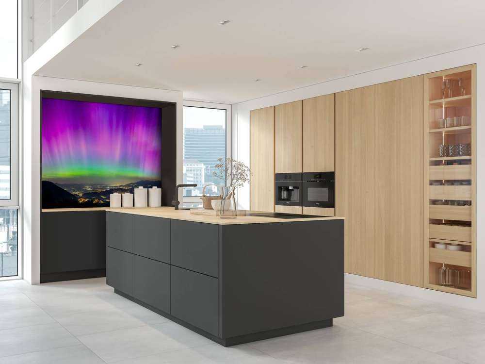 Noorderlicht boven verlichte bergstad