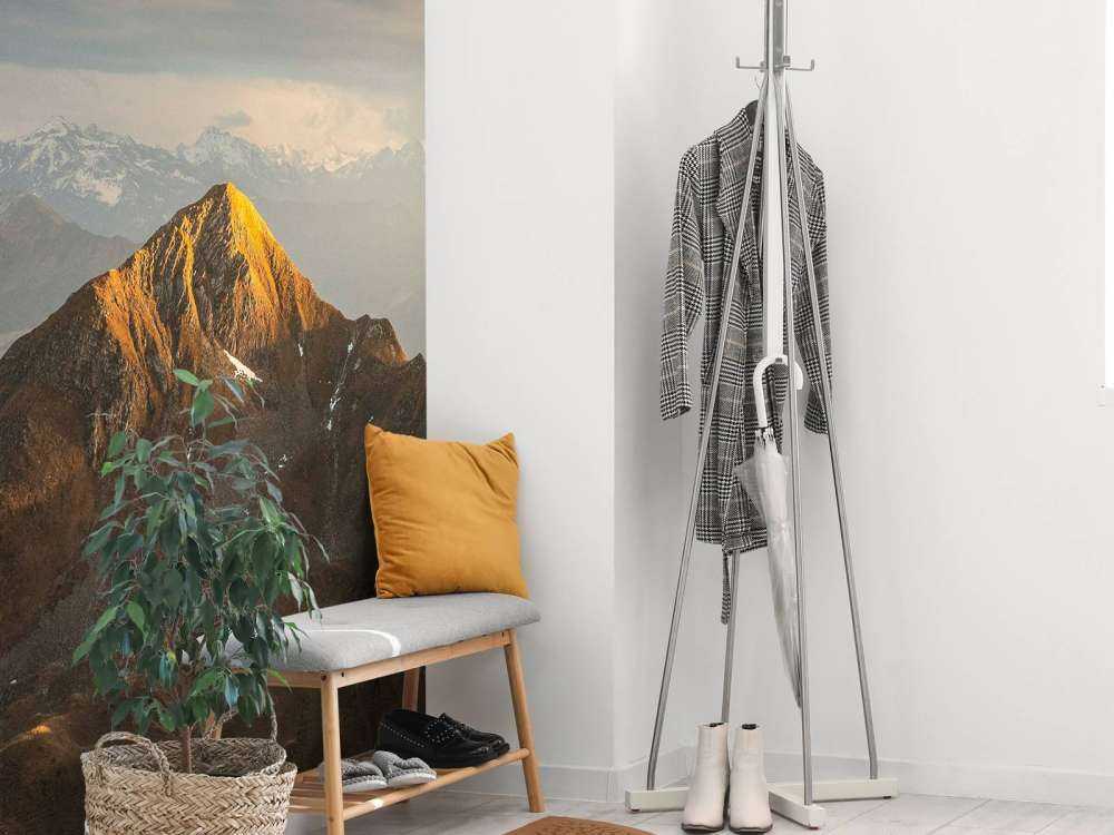 Gouden zonlicht op bergtop bij zonsopkomst