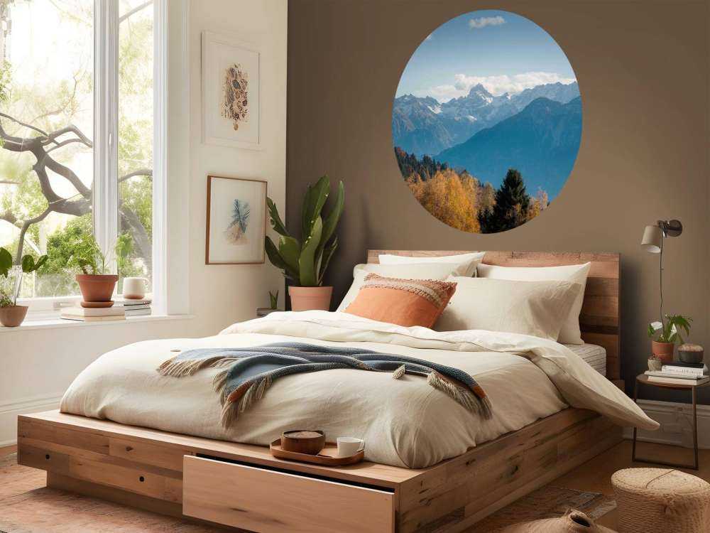 Herfstkleuren voor besneeuwde bergtoppen